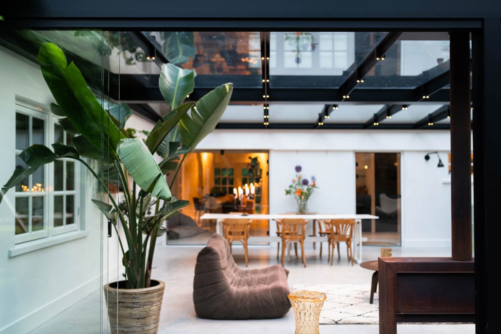 Buitenkamer met glazen overkapping en zonwering