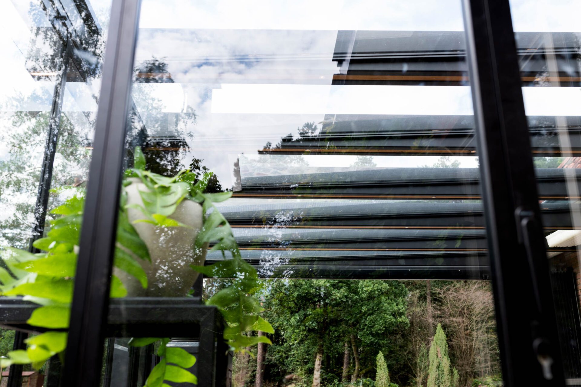 Buitenkamer met glazen wand