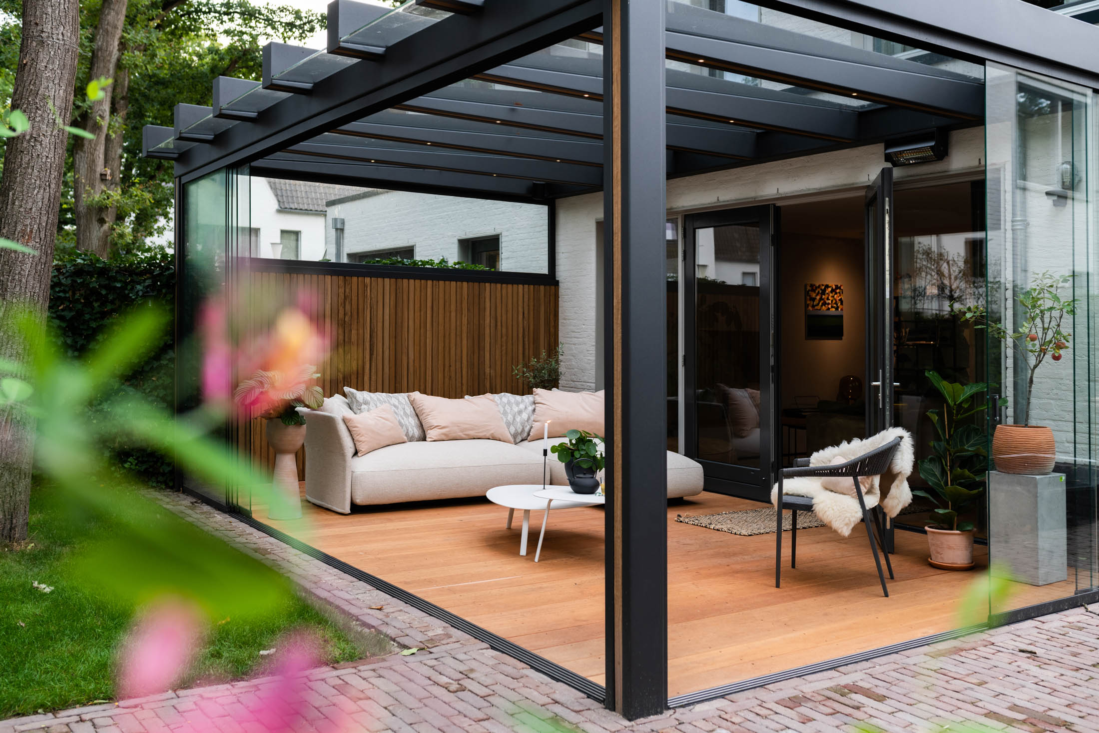 Sfeerbeeld buitenkamer met glazen wanden